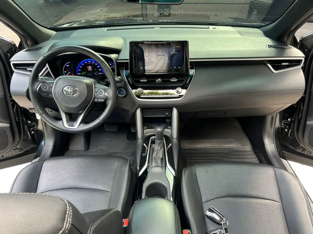 TOYOTA COROLLA CROSS SEG HYBRID 2023 (12).webp