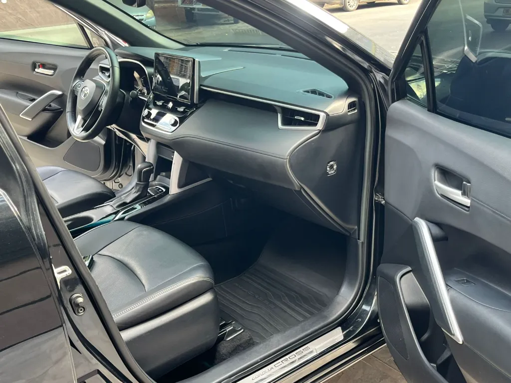 TOYOTA COROLLA CROSS SEG HYBRID 2023 (16).webp