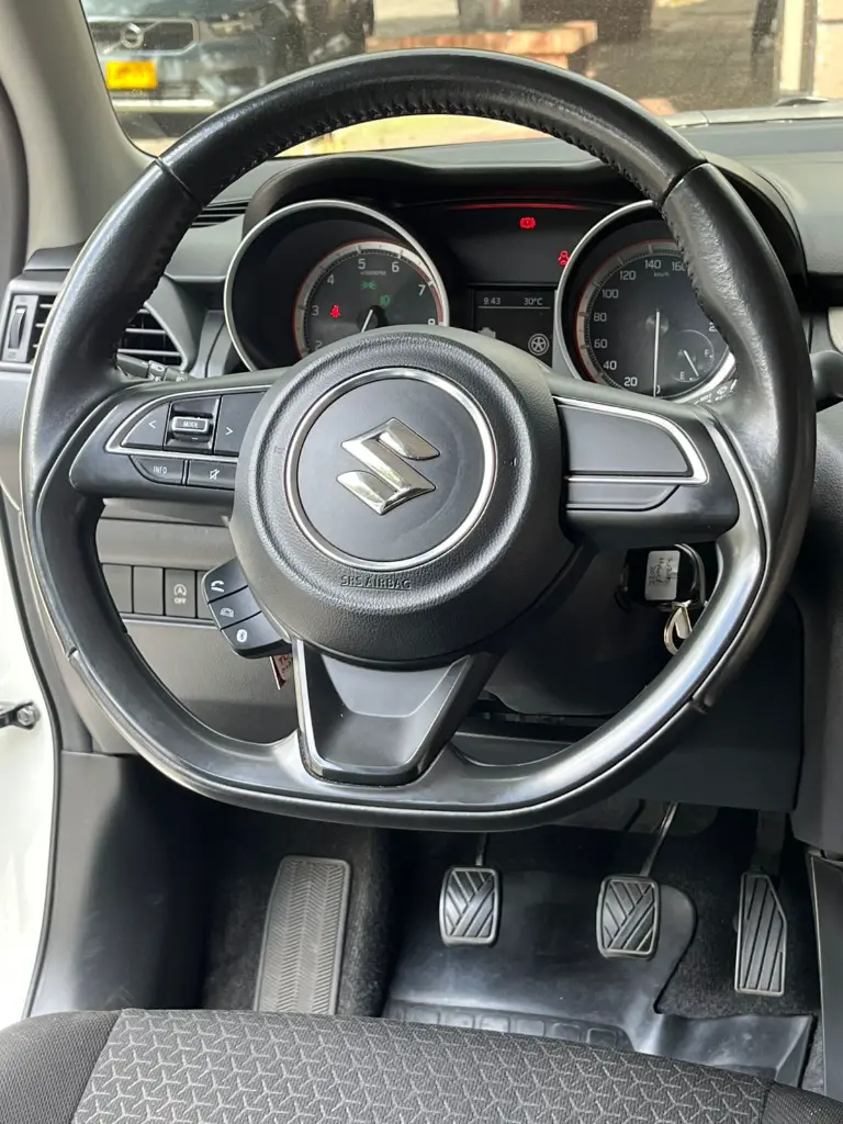 SUZUKI SWIF HYBRID MT 2022 (9).webp