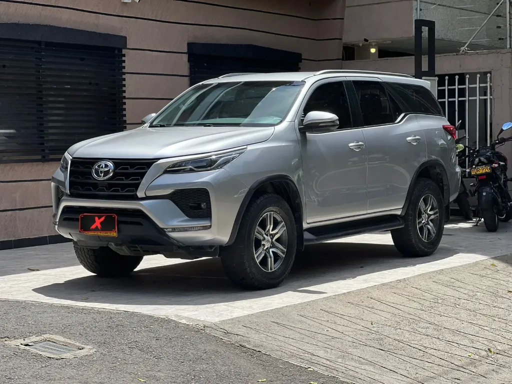 TOYOTA FORTUNER SR 2.4 DIESEL 2021