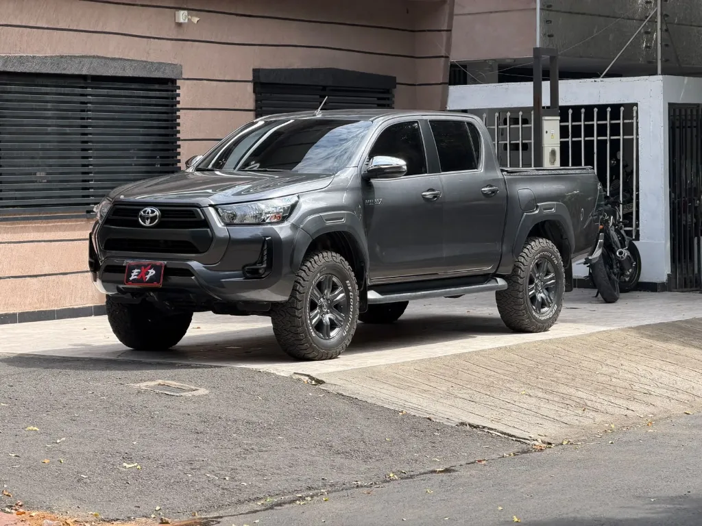 TOYOTA HILUX SR 4X4 2025